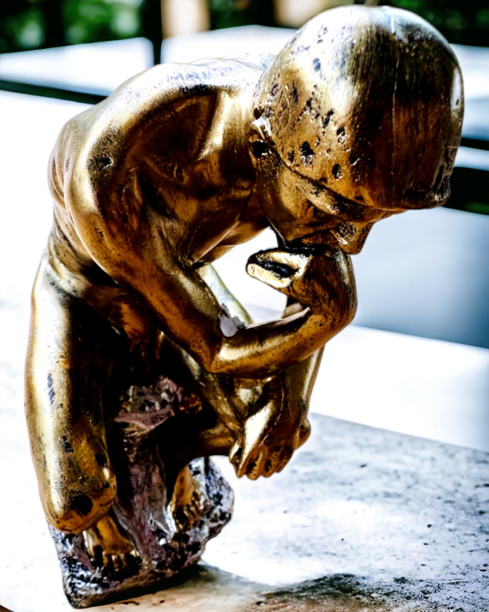 Złoty Myśliciel - Figur aus Harz, Personalisierung mit Gravur