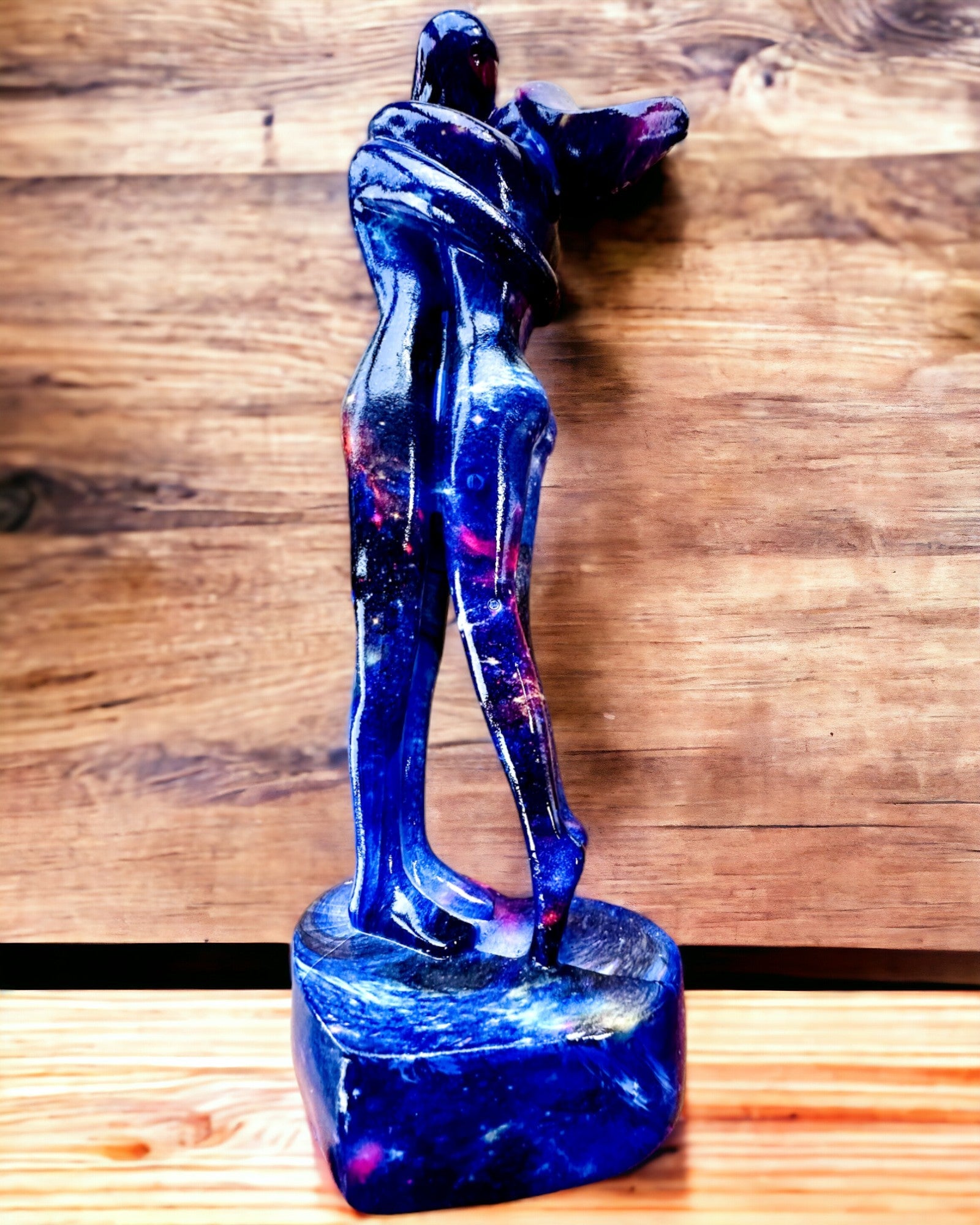 Kosmische Umarmung - Harzfigur mit Gravuroption