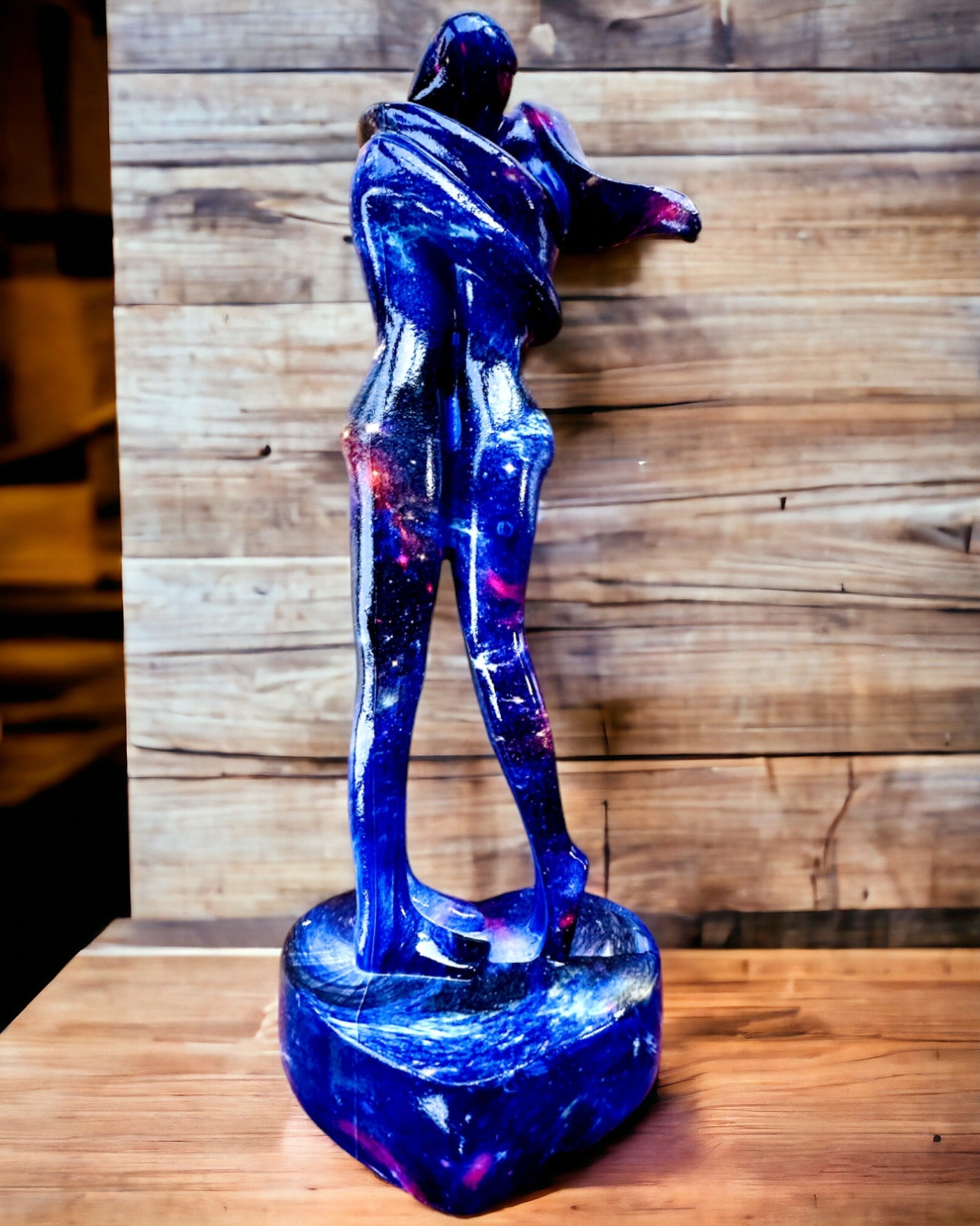 Kosmische Umarmung - Harzfigur mit Gravuroption