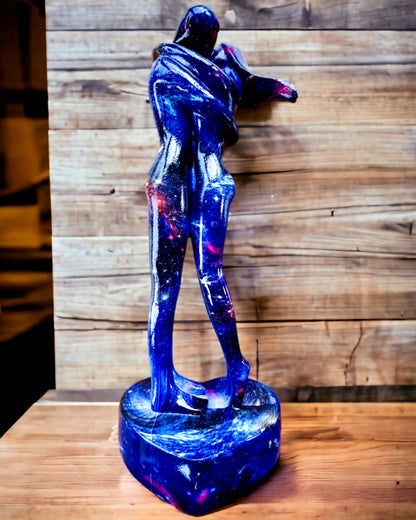 Kosmische Umarmung - Harzfigur mit Gravuroption