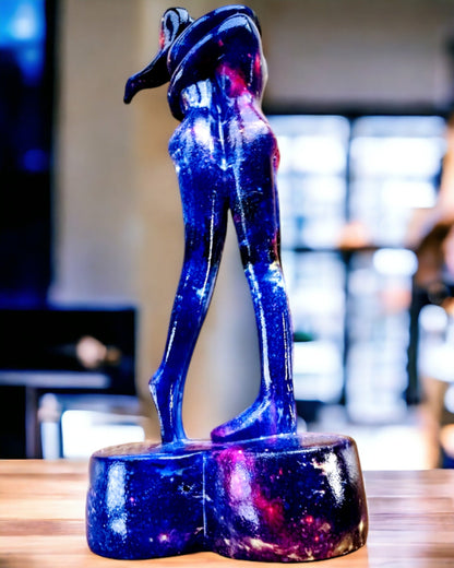 Kosmische Umarmung - Harzfigur mit Gravuroption
