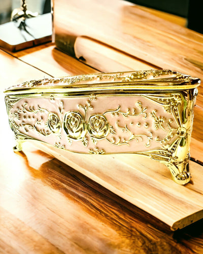 Elegante Rosa Taschentuchbox mit Geprägten Rosen – Luxuriöses Accessoire für Wohnzimmer, Hotel oder Club