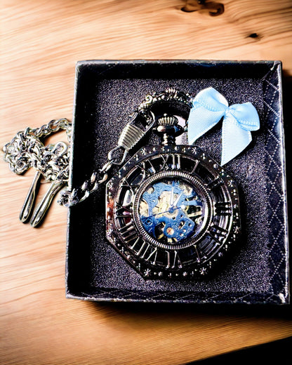 Klassische achteckige mechanische Taschenuhr im Steampunk-Stil in Schwarz, Gravur