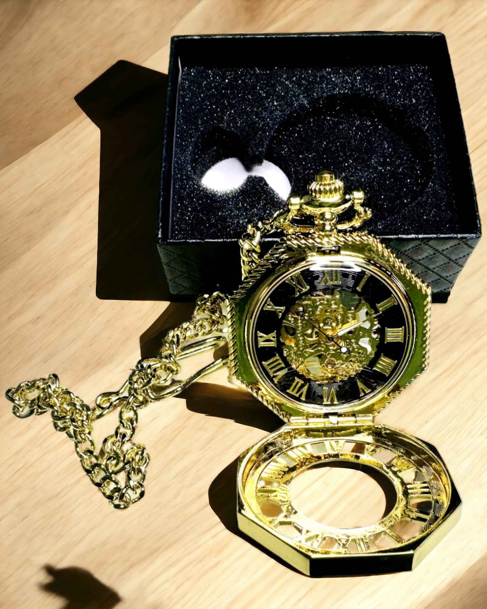 Exklusive Taschenuhr im Steampunk-Stil mit sichtbarem Uhrwerk auf dem Zifferblatt - Klassische Eleganz