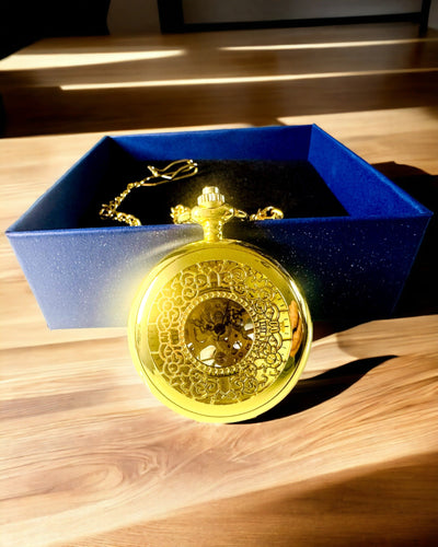 Retro Taschenuhr mit handaufgezogenem Mechanismus, goldene Farbe mit römischer Skala und leuchtendem Zifferblatt, Vintage-Stil