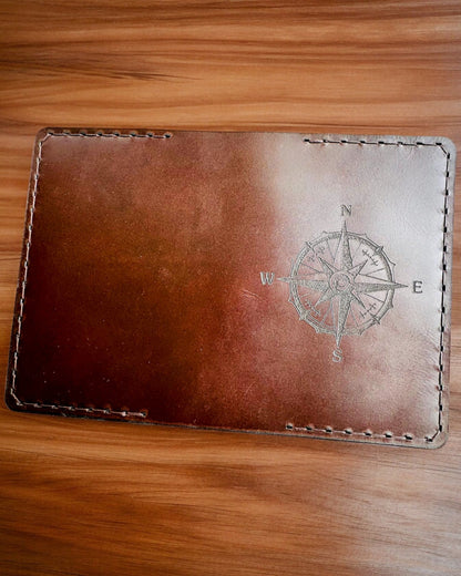 Etui „Reisender“ - Lederhülle für den Reisepass, Personalisierung mit Gravur - 2 Farbvarianten