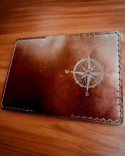 Etui „Reisender“ - Lederhülle für den Reisepass, Personalisierung mit Gravur - 2 Farbvarianten