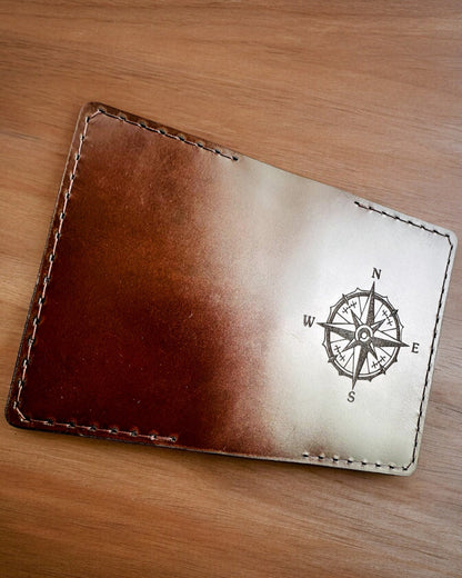 Etui „Reisender“ - Lederhülle für den Reisepass, Personalisierung mit Gravur - 2 Farbvarianten
