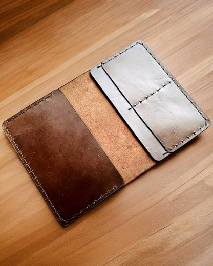 Etui „Reisender“ - Lederhülle für den Reisepass, Personalisierung mit Gravur - 2 Farbvarianten