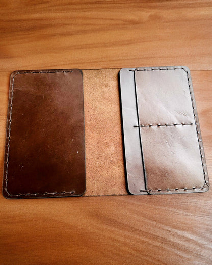 Etui „Reisender“ - Lederhülle für den Reisepass, Personalisierung mit Gravur - 2 Farbvarianten