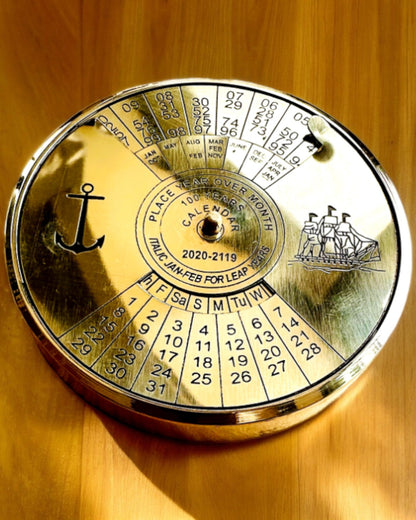 Kalendarium der Ewigkeit "Morski Żagiel" – Messing-Jahreskalender für 100 Jahre - Gravur als Geschenk möglich
