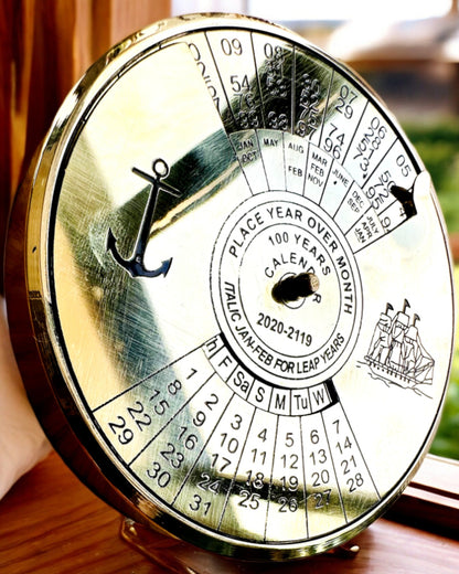 Kalendarium der Ewigkeit "Morski Żagiel" – Messing-Jahreskalender für 100 Jahre - Gravur als Geschenk möglich