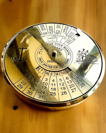 Kalendarium der Ewigkeit "Morski Żagiel" – Messing-Jahreskalender für 100 Jahre - Gravur als Geschenk möglich