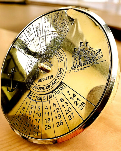 Kalendarium der Ewigkeit "Morski Żagiel" – Messing-Jahreskalender für 100 Jahre - Gravur als Geschenk möglich