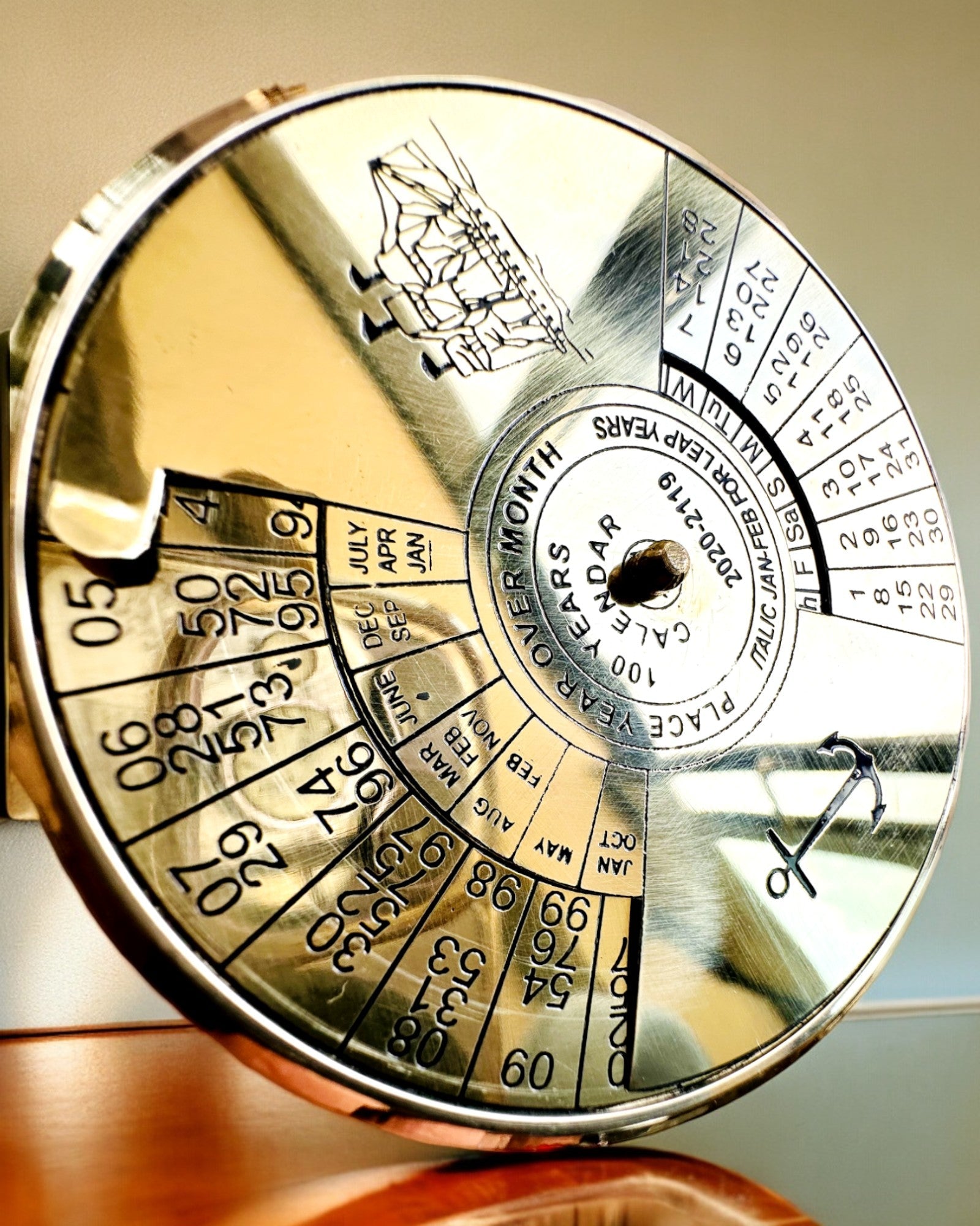 Kalendarium der Ewigkeit "Morski Żagiel" – Messing-Jahreskalender für 100 Jahre - Gravur als Geschenk möglich