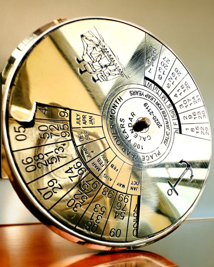 Kalendarium der Ewigkeit "Morski Żagiel" – Messing-Jahreskalender für 100 Jahre - Gravur als Geschenk möglich