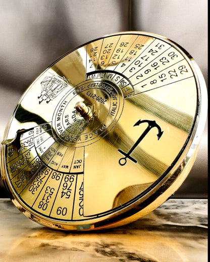 Kalendarium der Ewigkeit "Morski Żagiel" – Messing-Jahreskalender für 100 Jahre - Gravur als Geschenk möglich