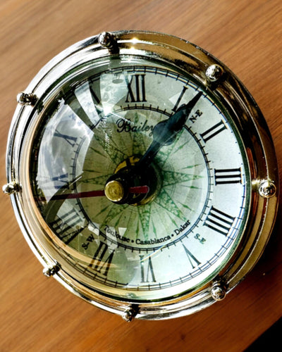 Bailey Compass Clock - Elegante Uhr mit Kompassmotiv und Gravurmöglichkeit