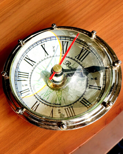 Bailey Compass Clock - Elegante Uhr mit Kompassmotiv und Gravurmöglichkeit