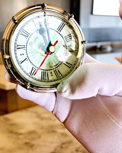 Bailey Compass Clock - Elegante Uhr mit Kompassmotiv und Gravurmöglichkeit