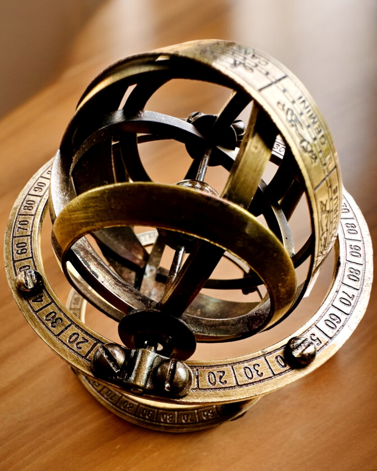Astronomische Uhr „Kosmische Harmonie“ - Möglichkeit zur Personalisierung mit Gravur