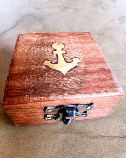 Holzkiste für den kompakten Kompass "Maritime" - Möglichkeit zur Personalisierung mit Gravur