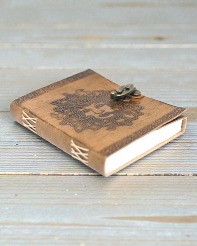 Sylva Spirit – Leder-Notizbuch Grünmann mit Metallverschluss