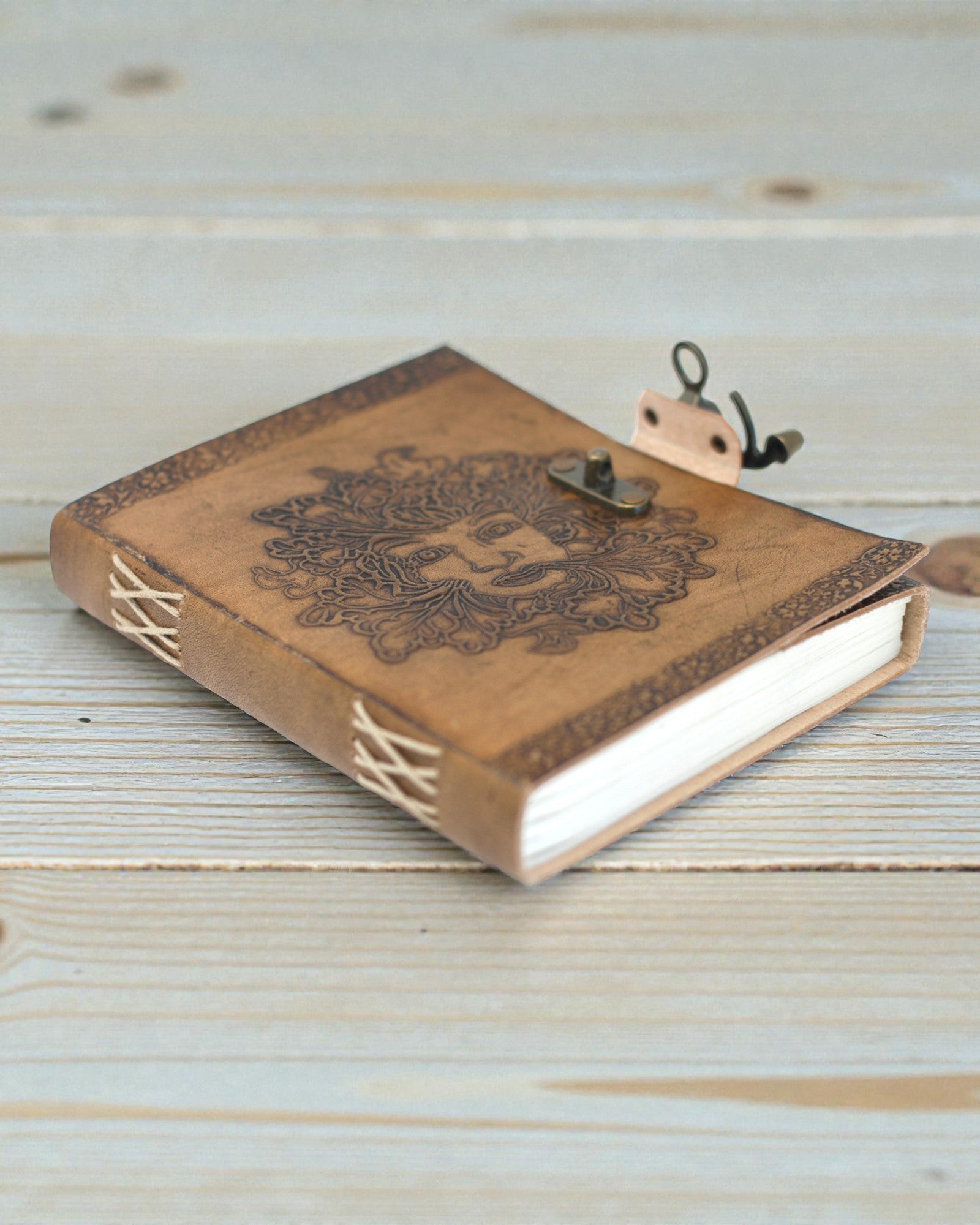Sylva Spirit – Leder-Notizbuch Grünmann mit Metallverschluss