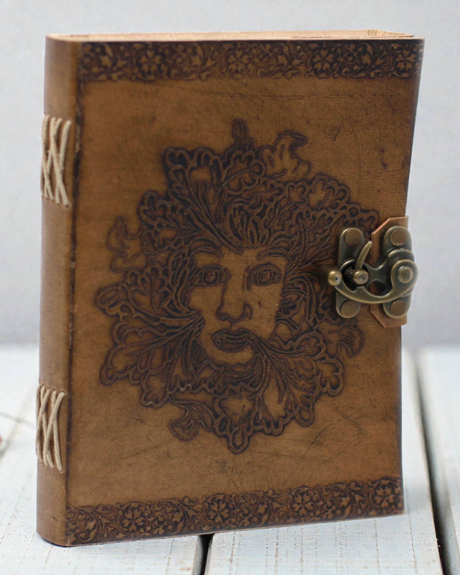 Sylva Spirit – Leder-Notizbuch Grünmann mit Metallverschluss