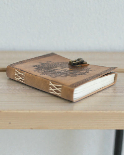 Sylva Spirit – Leder-Notizbuch Grünmann mit Metallverschluss