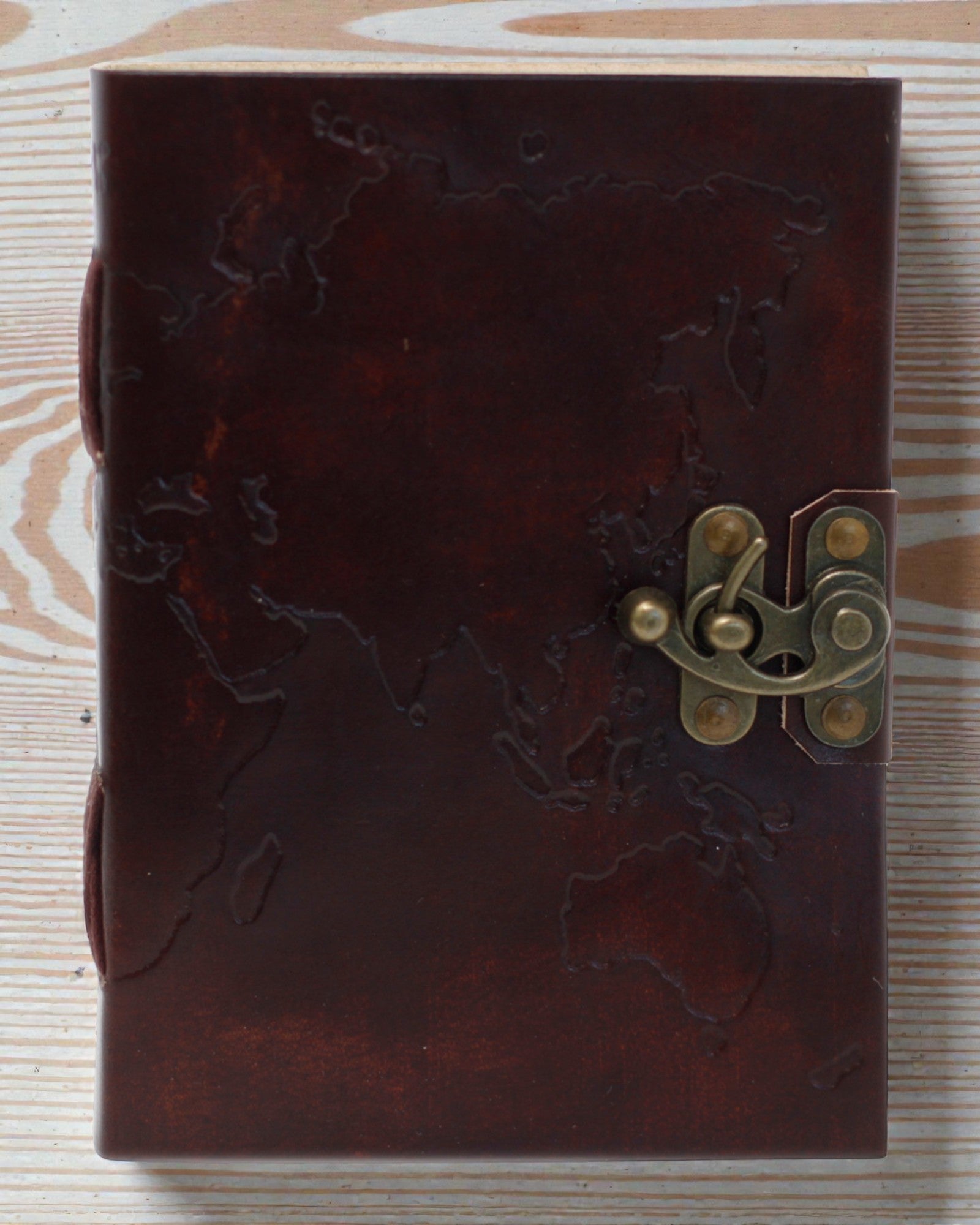 Terra Voyage – Ledernotizbuch mit geprägter Weltkarte