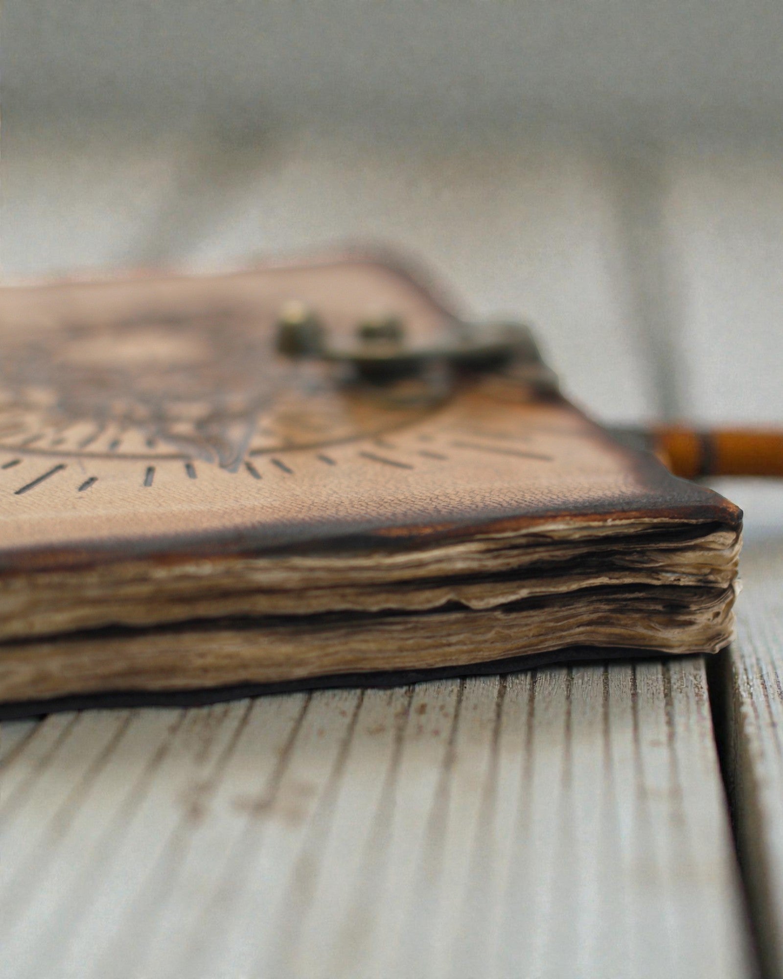 Noctis Sigil – Notizbuch aus Leder mit Pentagramm und Totenkopf