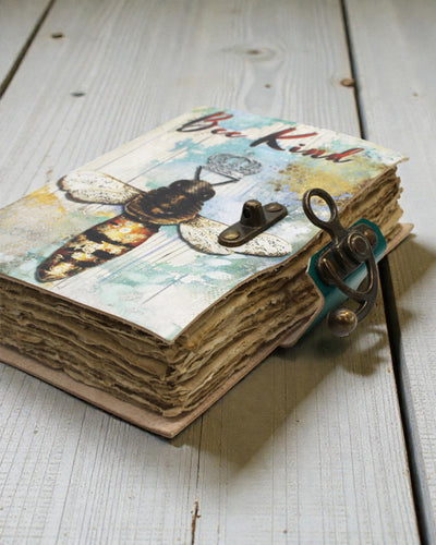 Apis Artis – Leder-Notizbuch „Bee Kind“ mit gealterten Blättern