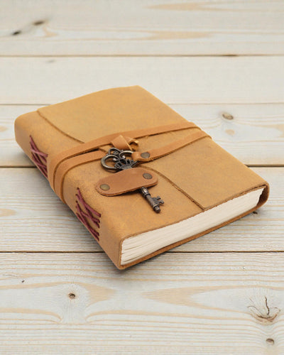 Notizbuch aus hellem geöltem Leder mit Schlüssel Solis – altes Tagebuch 13 × 18 cm