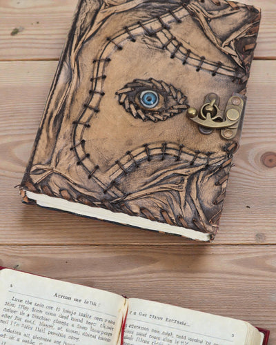 Braunes Ledernotizbuch – Böses Auge (20 x 15 cm) | 160 Seiten mit gealterten Kanten