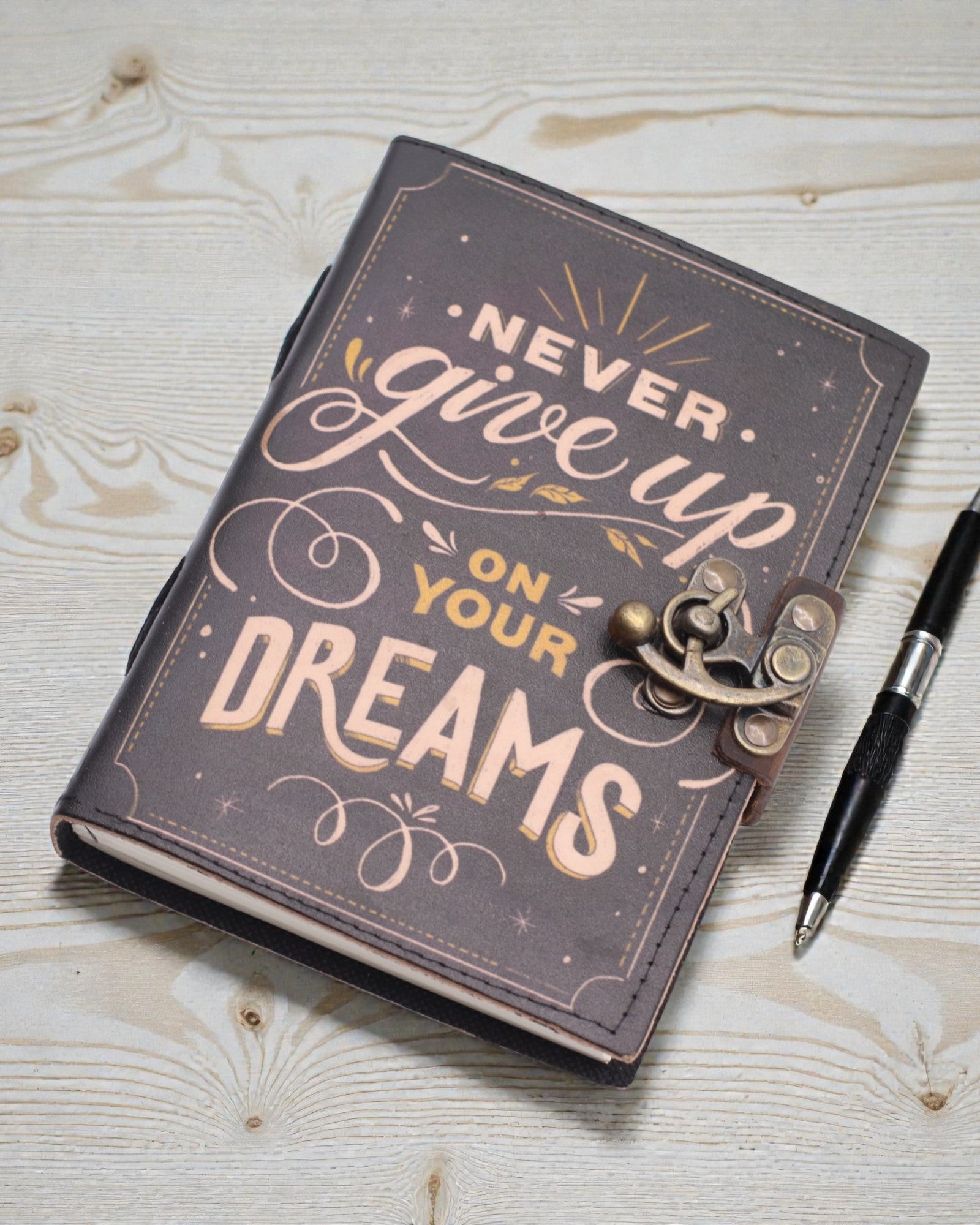 Leder-Notizbuch mit Motivationsspruch „Gib deine Träume niemals auf“ – 17,8 × 12,7 cm