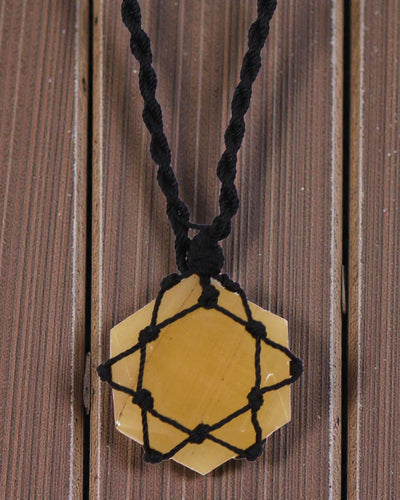 Sonnenhexagon – Makramee-Halskette mit gelbem Quarz