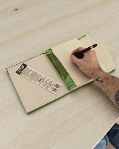 Großes Notizbuch im Ellbogenformat, kräftige Blumen – Waldgrün (45 Blätter, 21 x 15 cm)