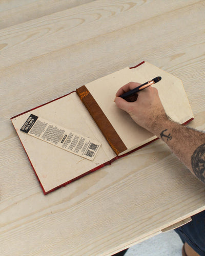 Lokta-Fettdruck-Blumennotizbuch – Groß (21x15cm) – 45 Blätter – inkl. Notizzeichen – Rubinrot