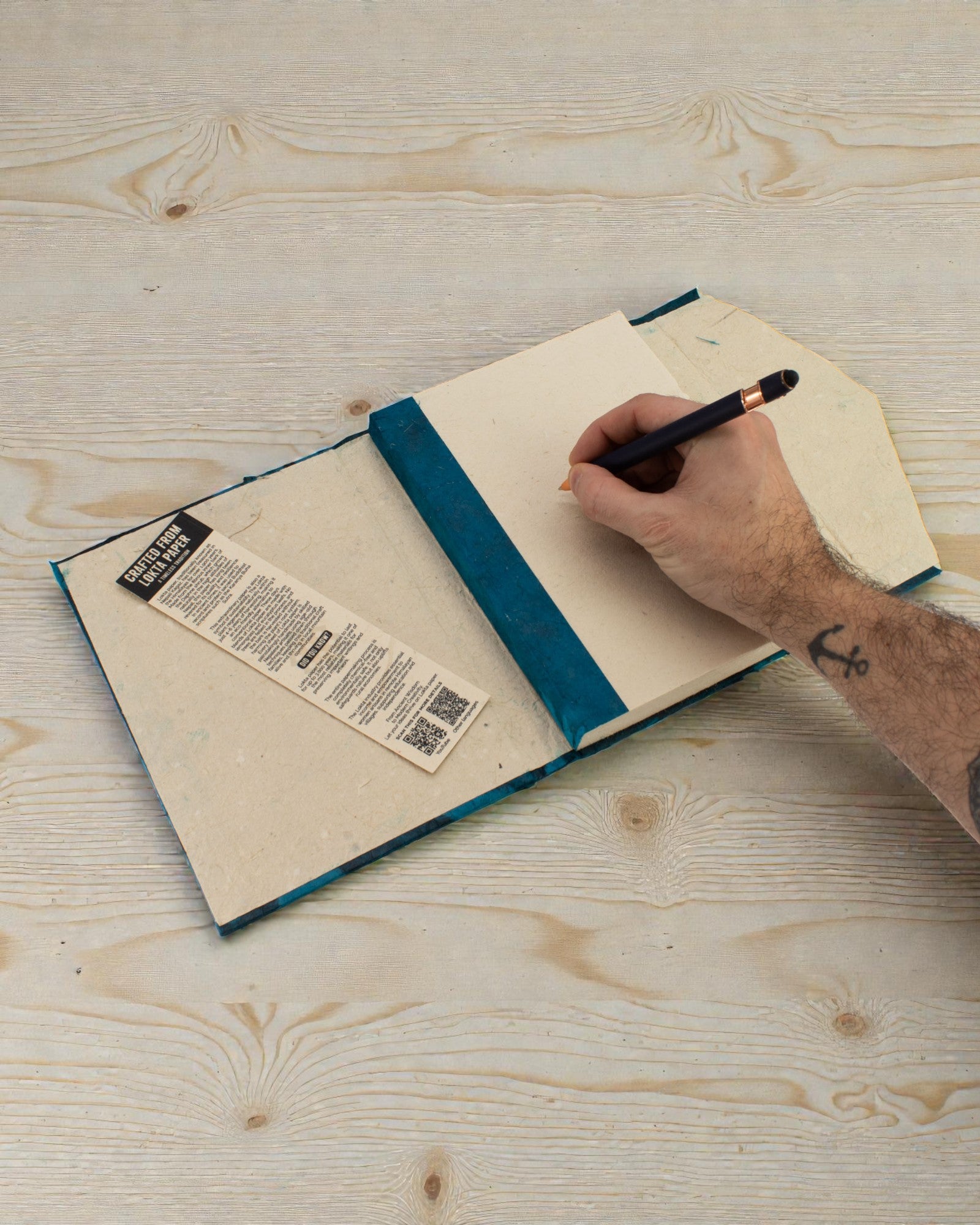 Großes Kladde „Lokta“ – Kräftige Blumen – Dunkelblau (45 Blätter, 21 x 15 cm)