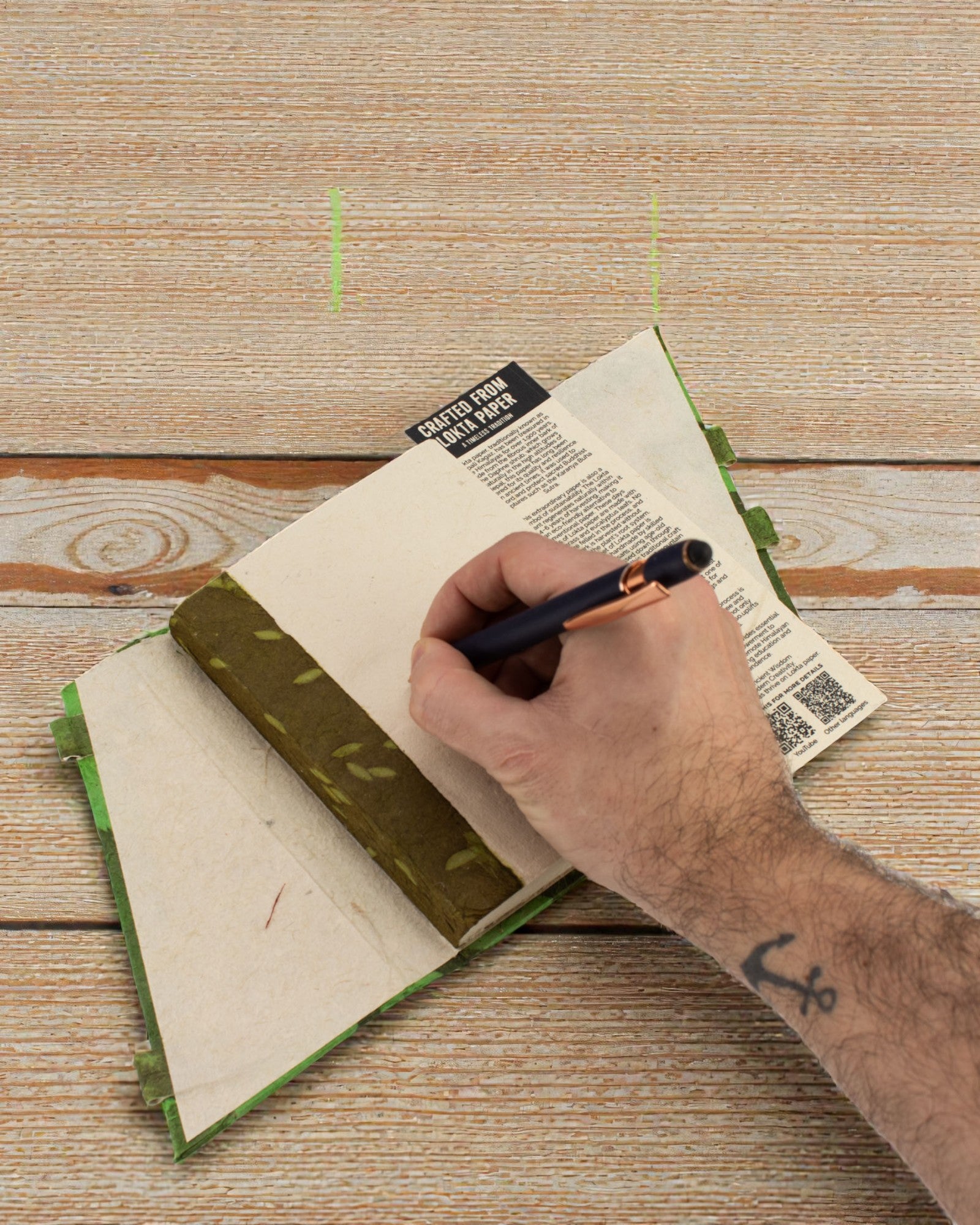 Lokta Waldflüstern mit Bambusverschluss – Notizbuch 15 × 12 cm, 45 Blätter, Waldgrün