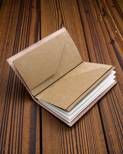 Wenn eine Geschichte in dir ist – handgefertigtes Leder-Notizbuch 22 × 12 × 1,5 cm, 80 Seiten