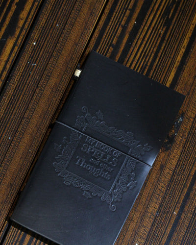 Handgefertigtes Leder-Notizbuch Arcane Pages – Mein Buch der Zaubersprüche und andere Gedanken (80 Seiten)
