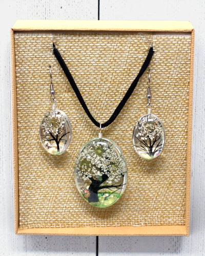 Weiße Harmonie – Weißes Schmuckset mit getrockneten Blumen Baum des Lebens