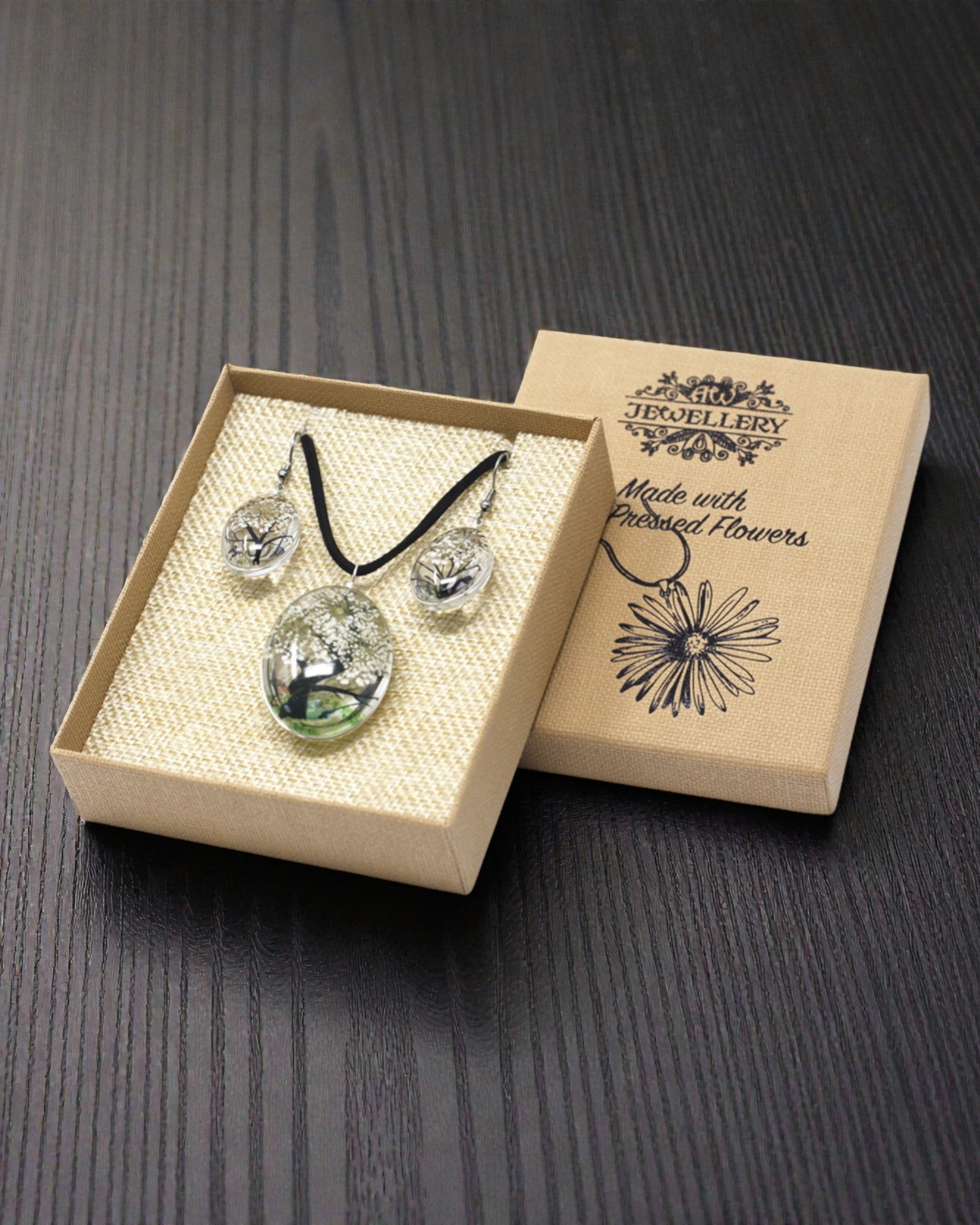 Weiße Harmonie – Weißes Schmuckset mit getrockneten Blumen Baum des Lebens