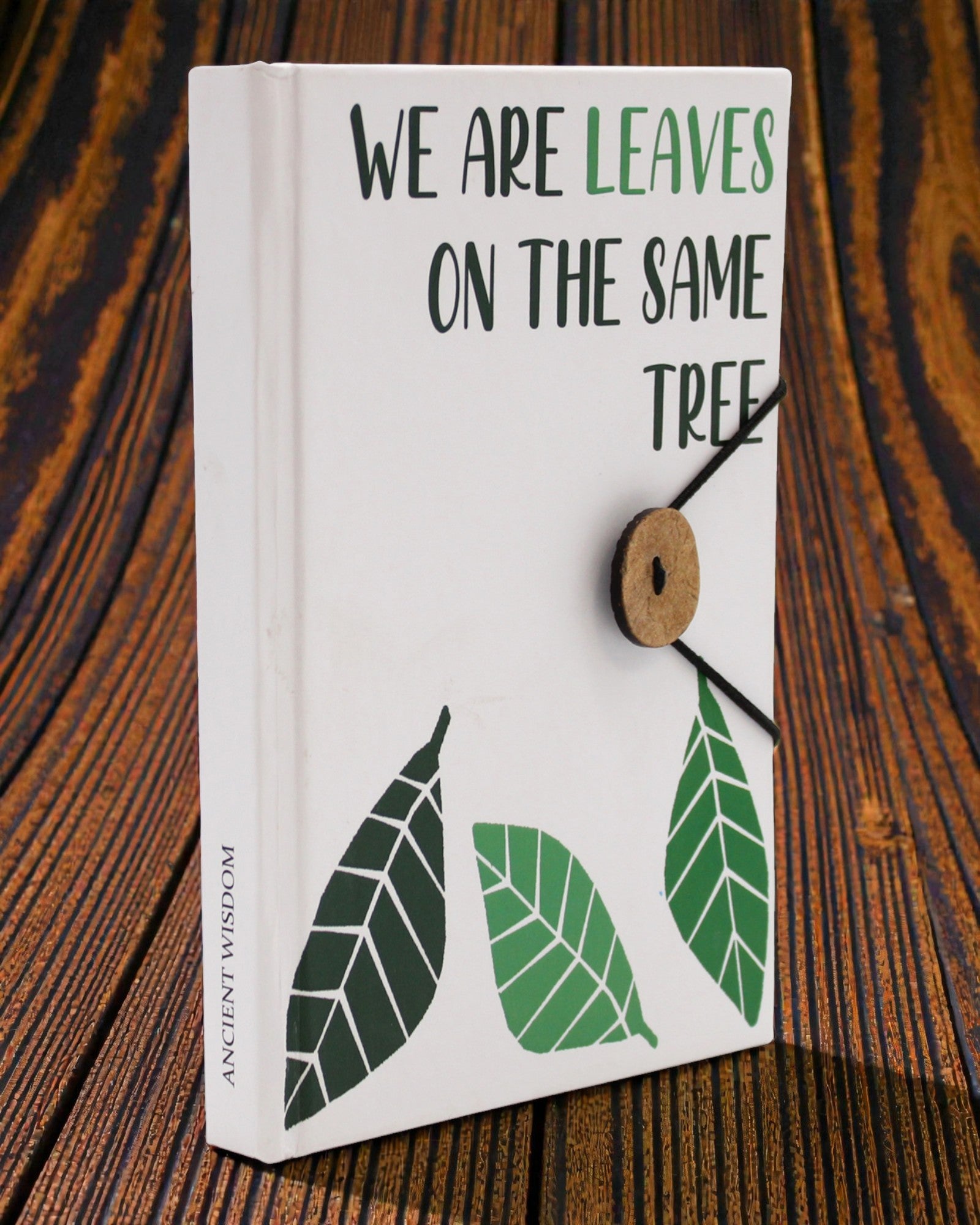 Leaves Together – kleines Notizbuch mit Riemen und Kokosknopf 18 × 12,5 cm, 200 Seiten