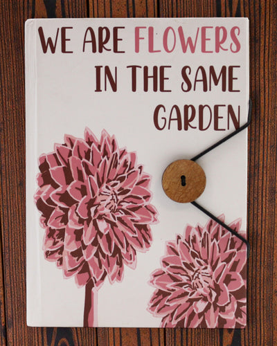 Blumen gemeinsam – kleines Notizbuch mit Band und Kokosknopf 18 × 12,5 cm, 200 Seiten