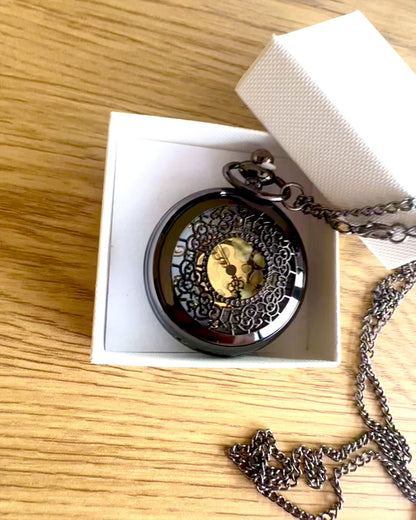 Schwarze Taschenuhr „Mitternacht Eleganz”, Personalisierung als Geschenk mit Gravur