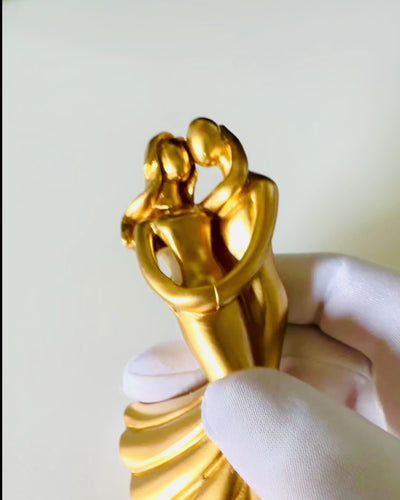 Goldener Tanz der Liebe - Kleine Dekorationsfigur mit Gravuroption