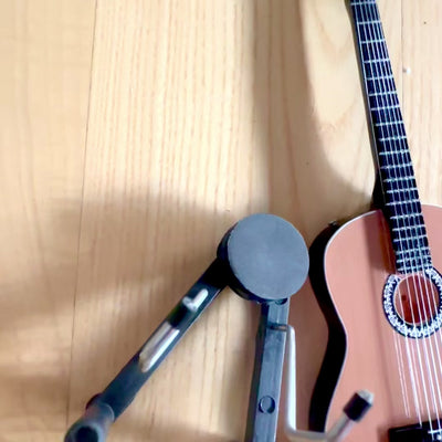 Mini-Klassikgitarre mit Gravur – mahagoniholzene Dekoration, 25 cm